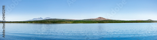 spiegelnder Bergsee