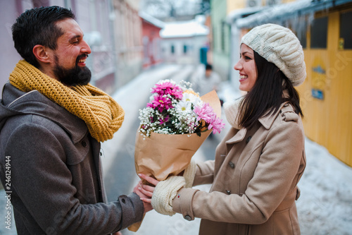 Canvas-taulu men give flower girl