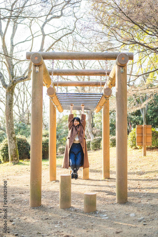 Obraz premium 公園で遊ぶ女性