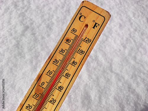 Termometr na śniegu pokazuje niskie temperatury poniżej zera w stopniach Celsjusza i Fahrenheita. Zimna zimowa pogoda dwadzieścia poniżej zera.