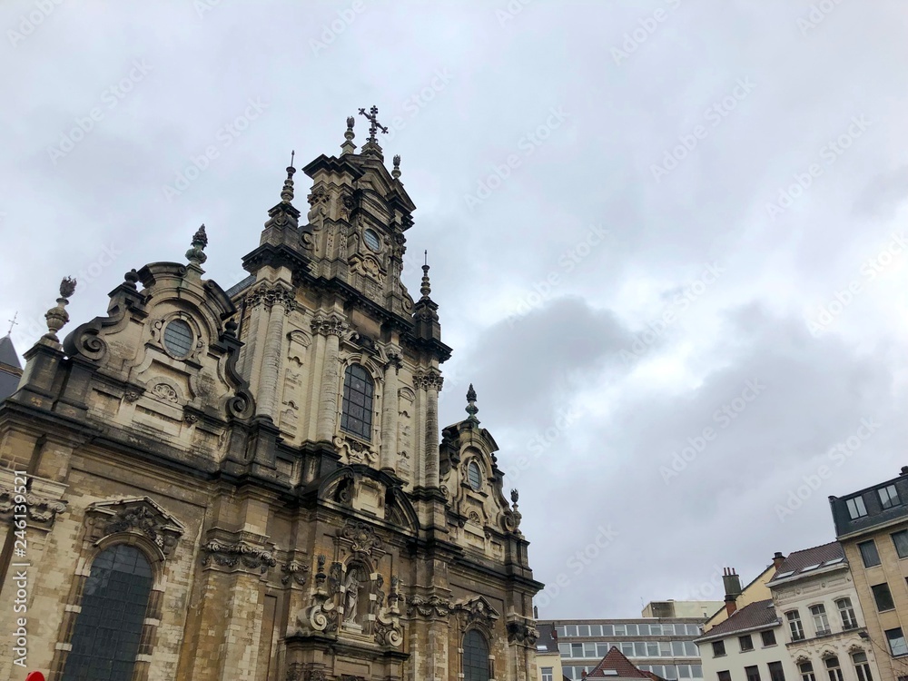 Chiesa di San Giovanni Battista al Beghinaggio con nuvole, Bruxelles, Belgio