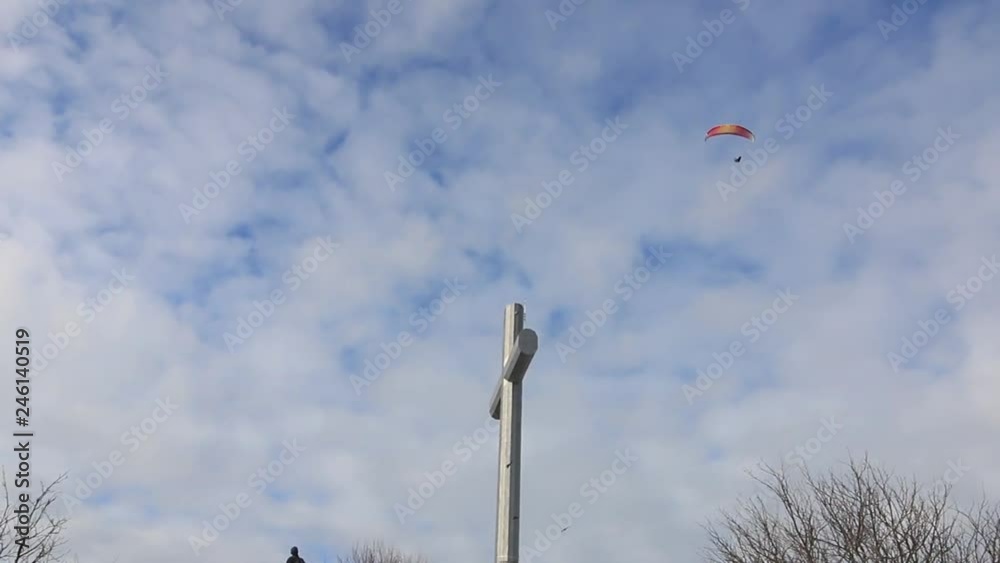 parapente au-dessus d'une croix