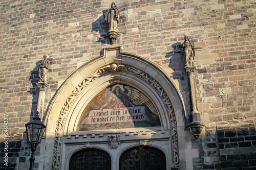 Tür mit Portalfiguren von der Kirche St. Jakob in Köthen (Sachsen-Anhalt) 