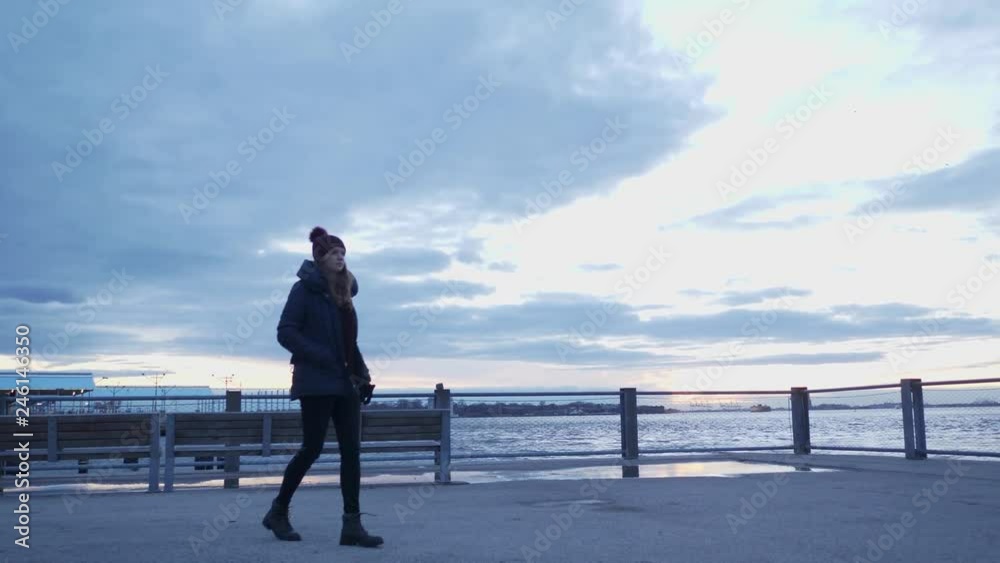 Walk along the Hudson River with a beautiful view over the Manhattan skyline Walk along the Hudson River with a beautiful view over the Manhattan skyline