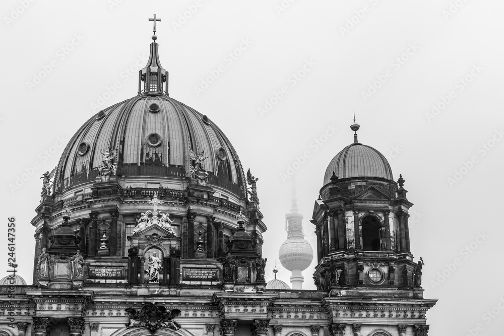Die Türme des Berliner Doms und des Berliner Fernsehturms - monochrome Aufnahme