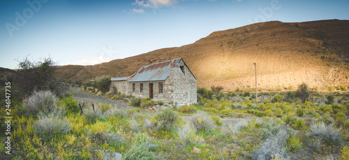 Canvas Print Wide angle view of an old abandoned building in the karoo region of south africa