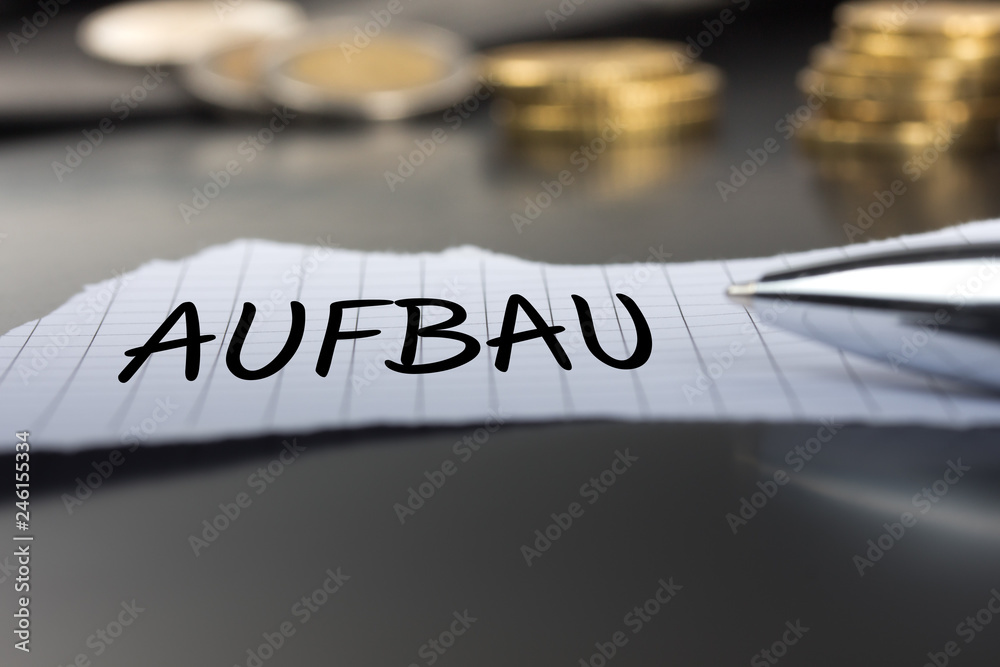 Fototapeta premium Aufbau auf einem Zettel mit Stift vor Geldmünzen