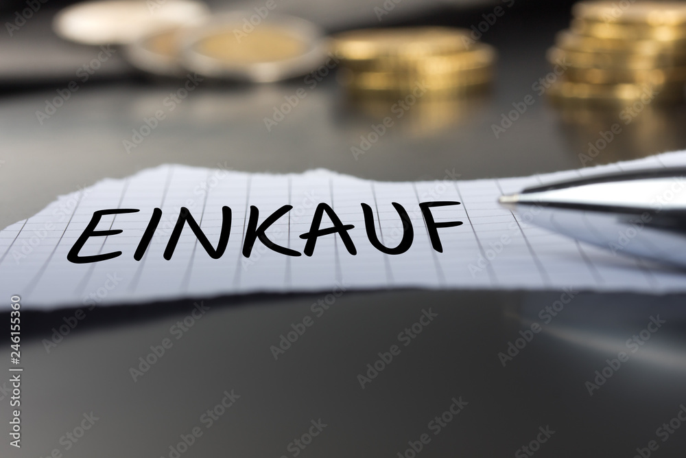 Einkauf auf einem Zettel mit Stift vor Geldmünzen Einkauf auf einem Zettel mit Stift vor Geldmünzen
