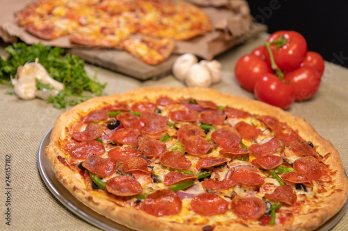 pizzas garlic and tomato
