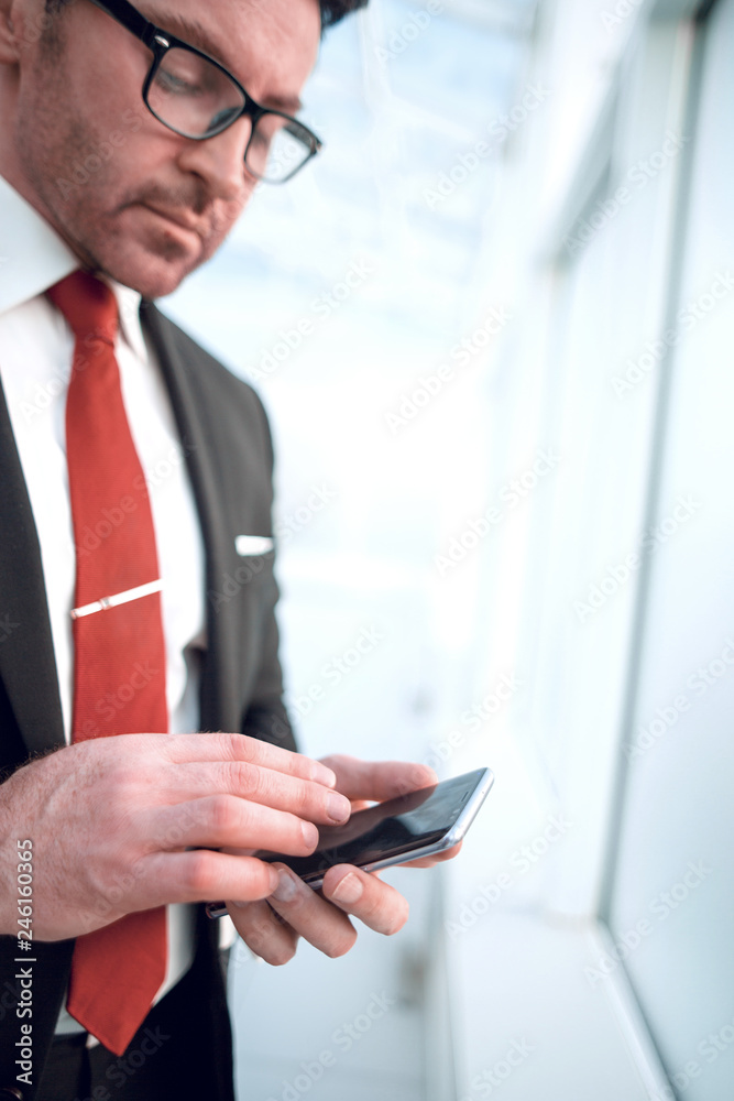 Fototapeta premium close up.businessman reading text message on smartphone
