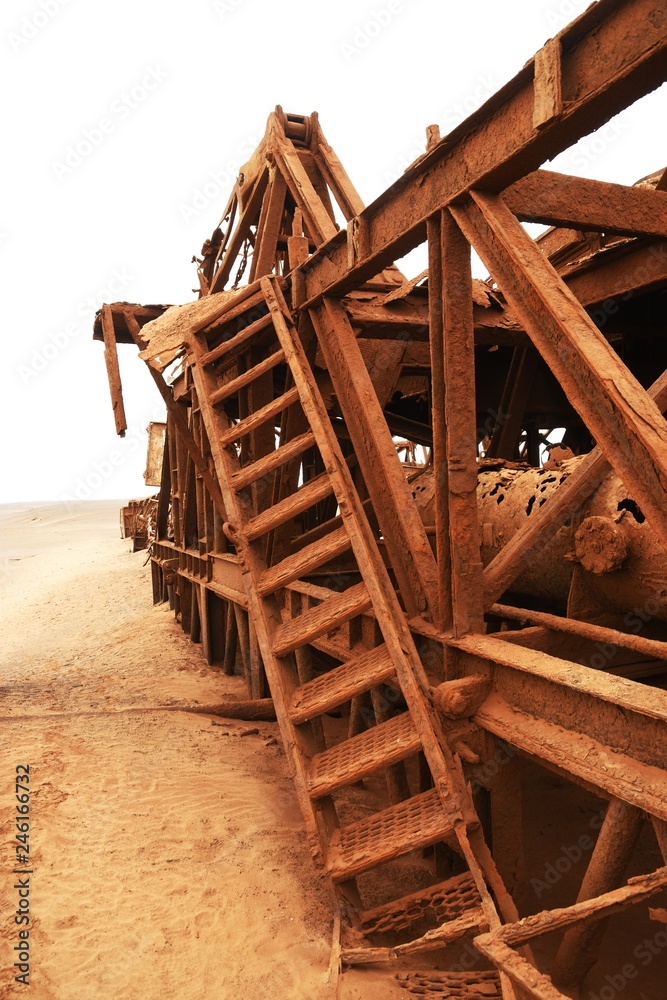 verlassener Ölbohrturm an der Skelettküste in Namibia