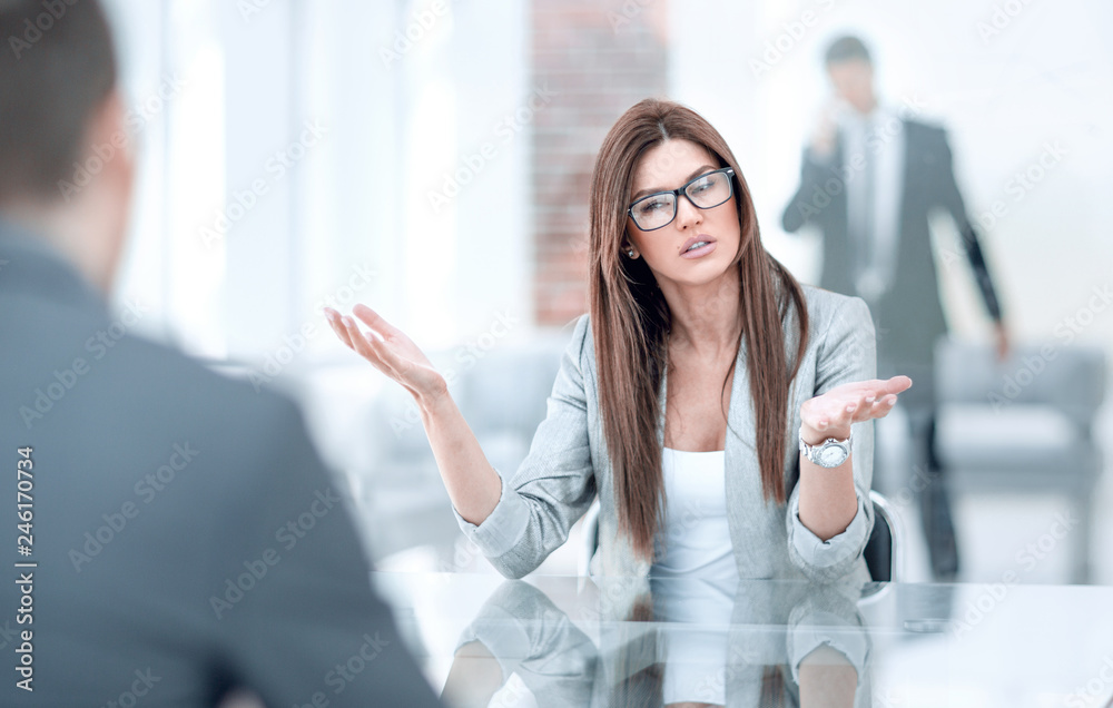 Fototapeta premium business woman explaining to the client the terms of the contrac