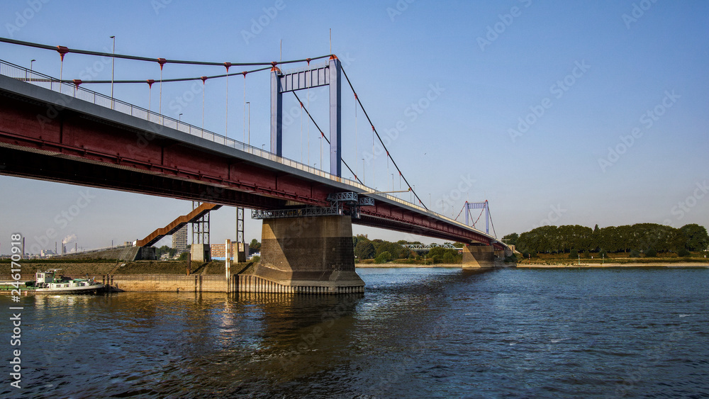 Brücke am Rhein in Duisburg