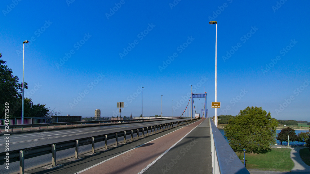 Brücke durch Rhein in Duisburg