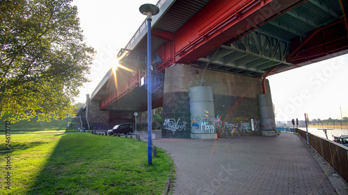 Eine Laternae unter der Brücke Duisburg
