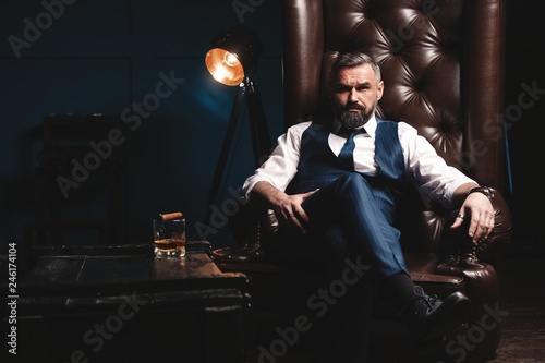 Canvas Print Attractive man with cigar and a glass whiskey