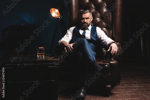 Obraz na płótnie Attractive man with cigar and a glass whiskey