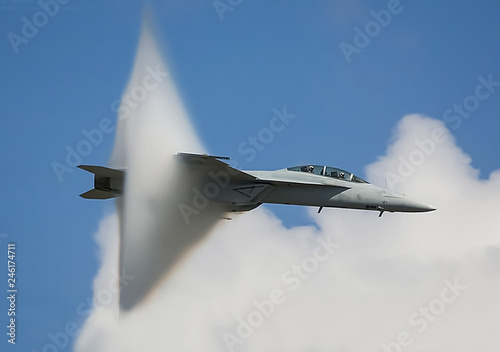 Quadro su tela The fighter overcomes the sound barrier