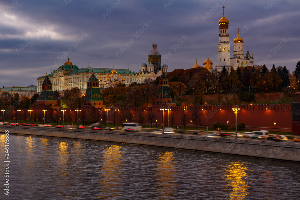 Obraz premium Moskva river embankment near walls of Moscow Kremlin in evening
