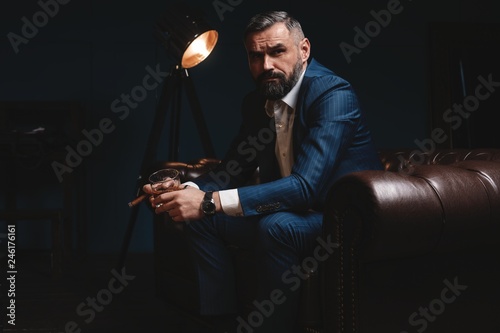 Fotografía Attractive man with cigar and a glass whiskey