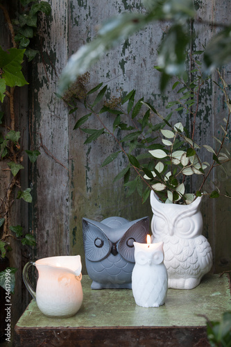 décoration avec des animaux bougies, figurines pâques photo