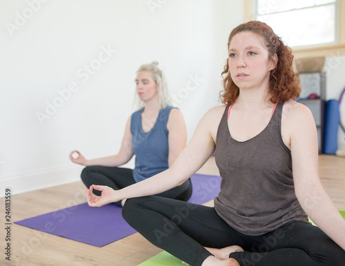 group of people doing fitness exercise © Christine Glade