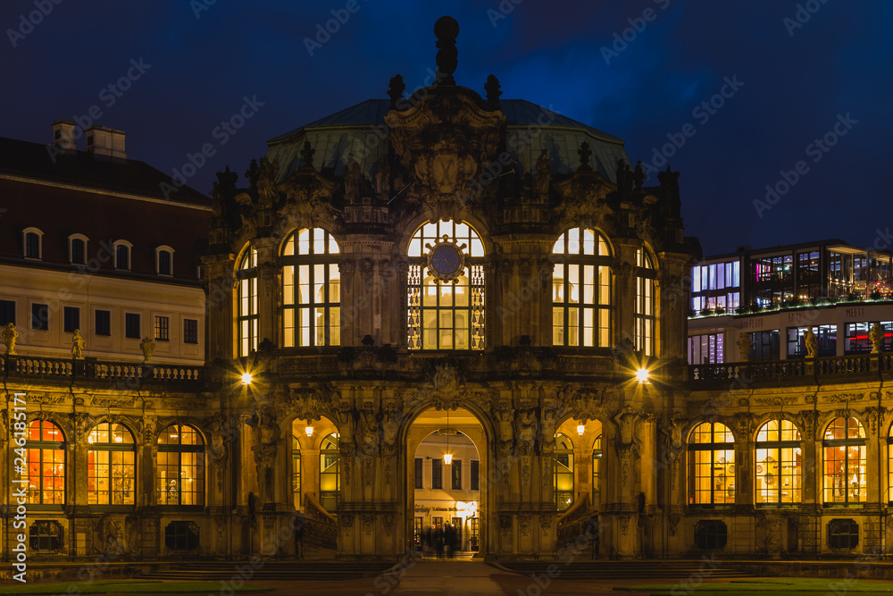 Gebäude Pavillon mit Fenstern von innen beleuchtet mit Langgalerie vor drunklem Hintergrund  bei Nacht