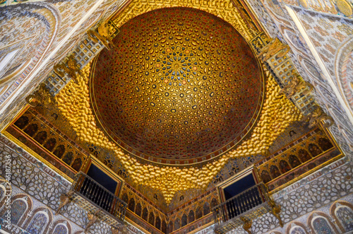 セビリアのアルカサル　大使の間の金色のドーム型の天井（スペイン・セビリア）