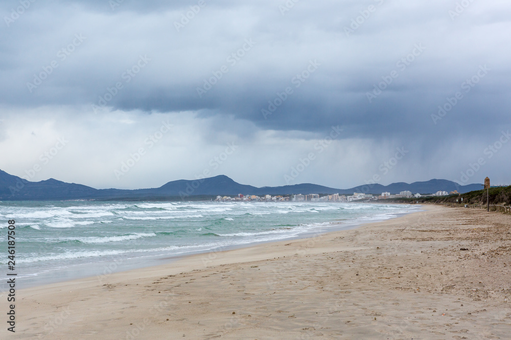 Dramatischer, bewölkter, grauer, einsamer Morgen am Strand