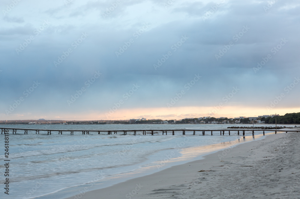 Leerer Strand bei Dämmerung, die Sonne spiegelt sich im Meereswasser, copy space unten Leerer Strand bei Dämmerung, die Sonne spiegelt sich im Meereswasser, copy space unten