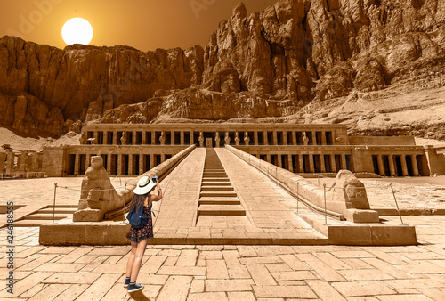 Foto The Mortuary Temple of Hatshepsut, also known as the Djeser-Djeseru