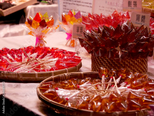 台湾の屋台、アジアのお菓子、かわいい飴、棒付きキャンディー