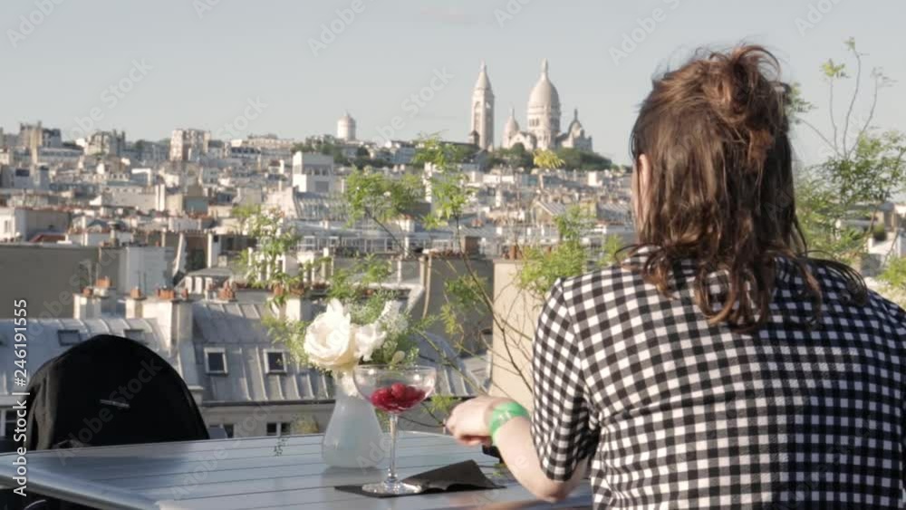 Femme en terrasse sur un toit de Montmartre, Paris