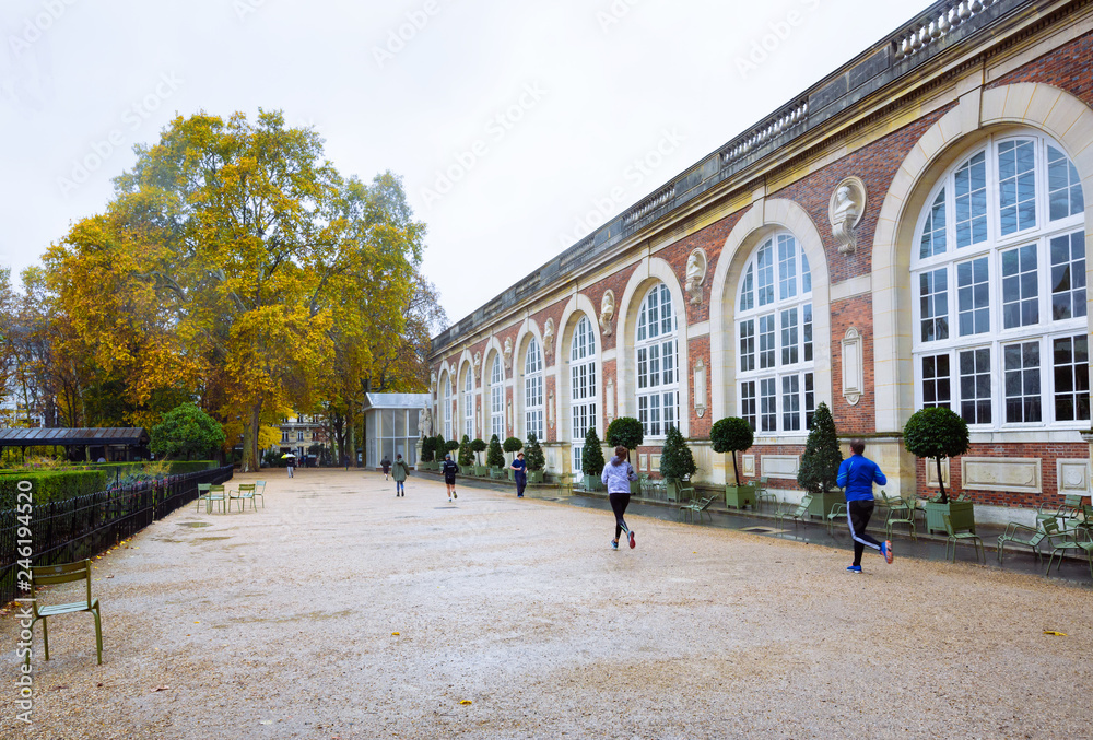 Naklejka premium PARIS, FRANCE - NOVEMBER 10, 2018 - Le jardin et le Musée du Luxembourg