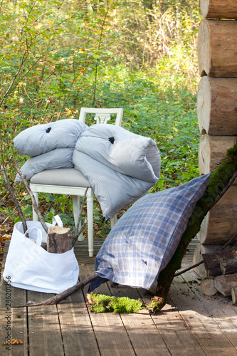 coussins,  plais et linge de lit pour déco chalet cabane