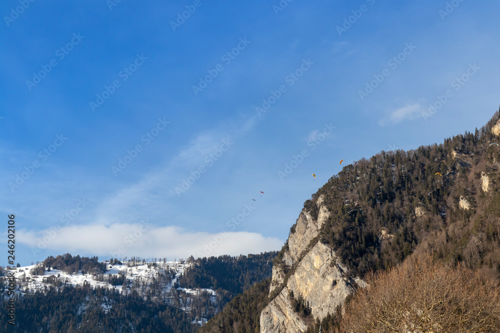 Berge mit Gleitschirmflieger am Horizont
