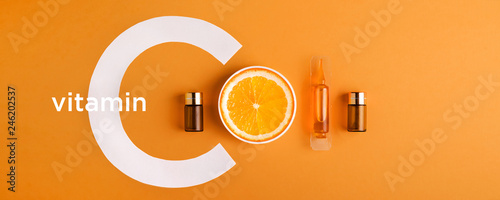 Foto Serum and cosmetics with vitamin C