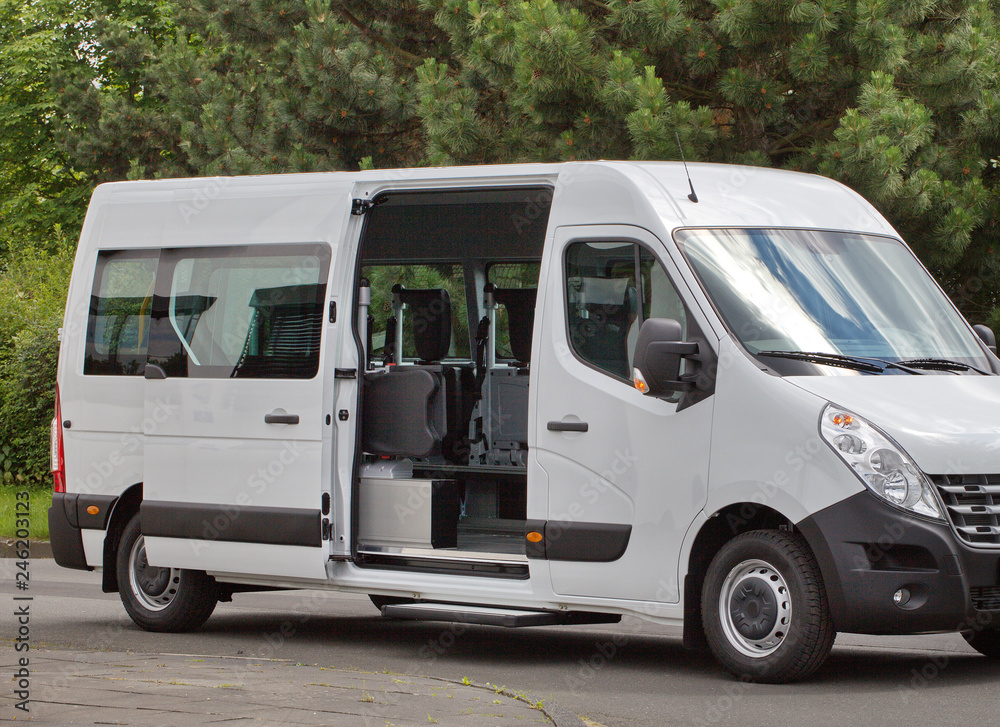 Naklejka premium Moderner Transporter für behinderte Menschen mit Rollstuhllift und seitlicher Schiebetür mit Einstieghilfe