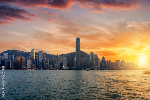 Die moderne Skyline des Victoria Harbour in Hong Kong bei Sonnenuntergang