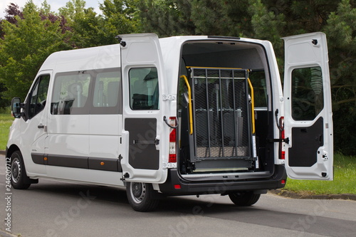 Eingeklappter Rollstuhllift eines Kleinbusses zum Transport behinderter Menschen 