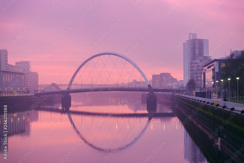 Obraz premium The Clyde Arc (Squinty Bridge) above the River Clyde at sunrise on a winter morning.