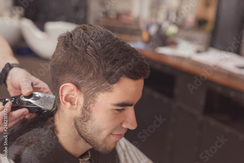 beau jeune homme chez le barbier