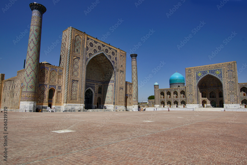 Moschee und Medrese am Registan-Platz in Samarkand, Usbekistan