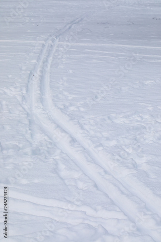 Traces from skis on snow © VJ