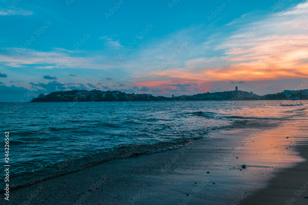 Fototapeta premium Beautiful sunset in Acapulco's beach