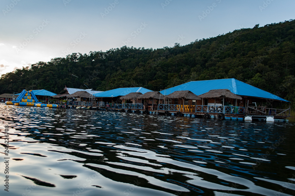 Kleines Dorf auf einem See in den Bergen von Thailand