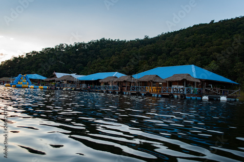 Kleines Dorf auf einem See in den Bergen von Thailand