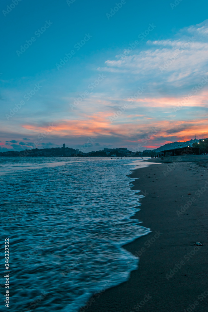 Fototapeta premium Beautiful sunset in Acapulco's beach