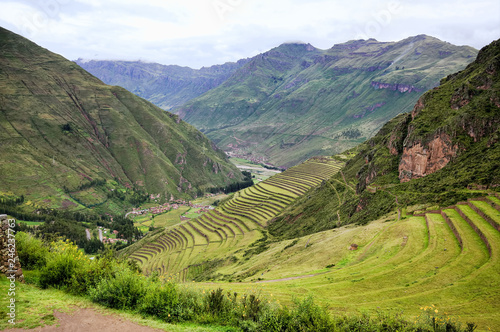 Photo A view on agricultural buildings called Terrazas in sacred valley, near the ci