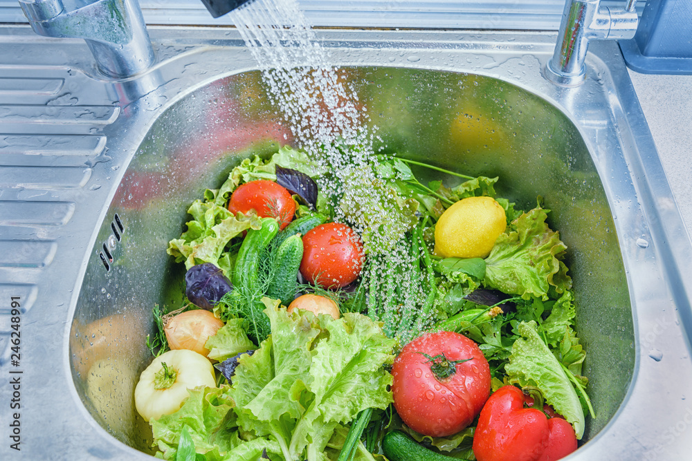 Purchased vegetables in the store need to be washed before meals. Photo
